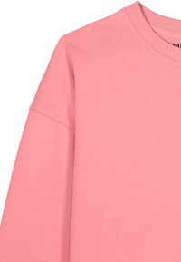 Sweat-shirt rose à manches longues avec encolure ronde côtelée et coutures visibles sur la couture d’épaule sur fond blanc.
