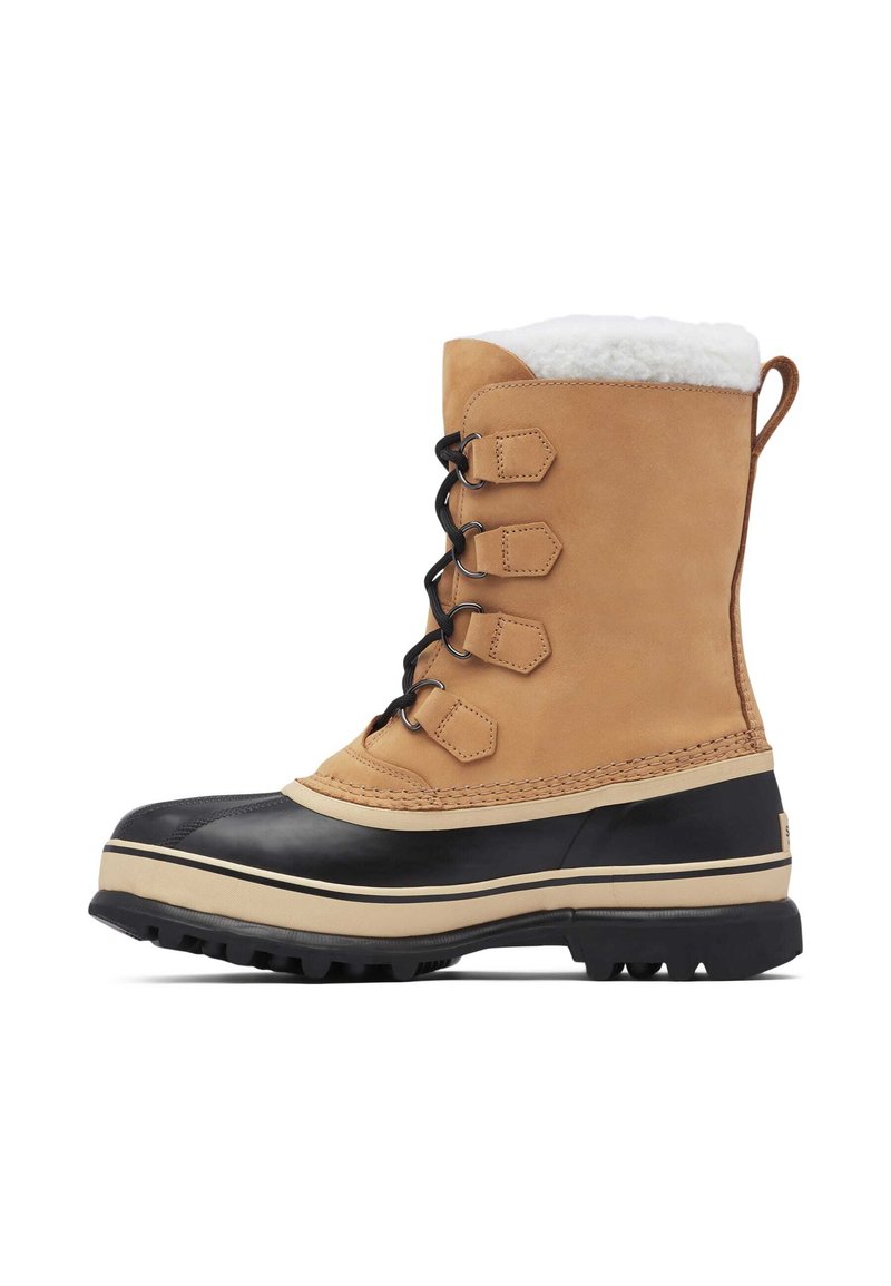 Stivale in pelle color cuoio e gomma nera con fodera in pelliccia, dotato di sei ganci, cuciture rinforzate e suola in gomma testurizzata per una migliore presa.