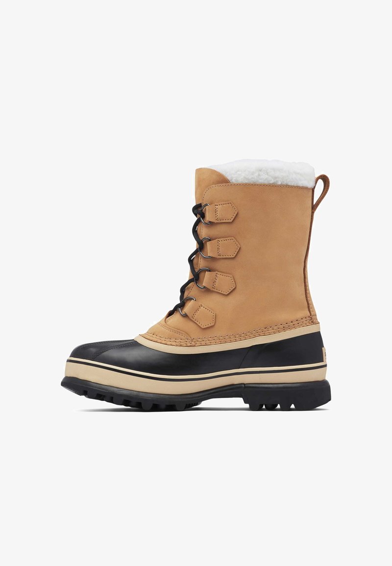 Stivale in pelle color cuoio e gomma nera con fodera in pelliccia, dotato di sei ganci, cuciture rinforzate e suola in gomma testurizzata per una migliore presa.