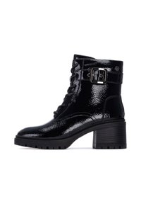 Botas de tobillo de charol negro con diseño de cordones, detalle de hebilla en el tobillo y tacón grueso para mayor estabilidad.
