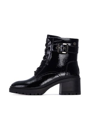 Botas de tobillo de charol negro con diseño de cordones, detalle de hebilla en el tobillo y tacón grueso para mayor estabilidad.