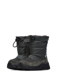 Botas de tobillo aisladas con una parte superior acolchada en gris oscuro, detalles de ante, cierre de cremallera y suela de goma con textura.