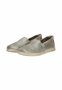 Metallisch silberne Slipper mit glatter Textur, runder Spitze, elastischen Seiten und hellen Gummisohlen.