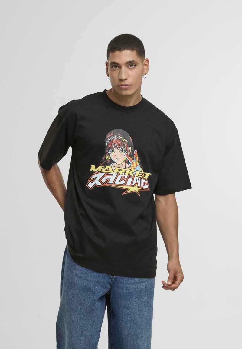 Svart oversized t-skjorte med et fargerikt grafisk design som har teksten "Market Racing" og en illustrasjon av en karakter, 100% bomull.