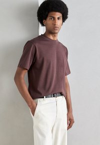 Lindbergh O NECK TEE OVERSIZE - Navadna majica - berry brown