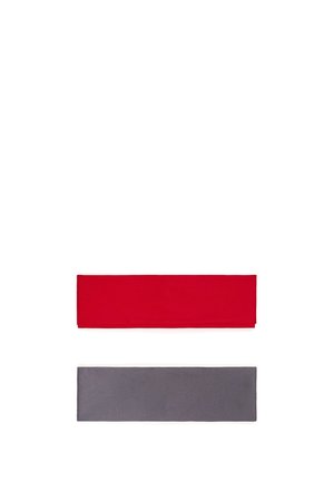 To foldede rektangulære stofbånd, et rødt øverst og et gråt nedenunder, vist mod en hvid baggrund.