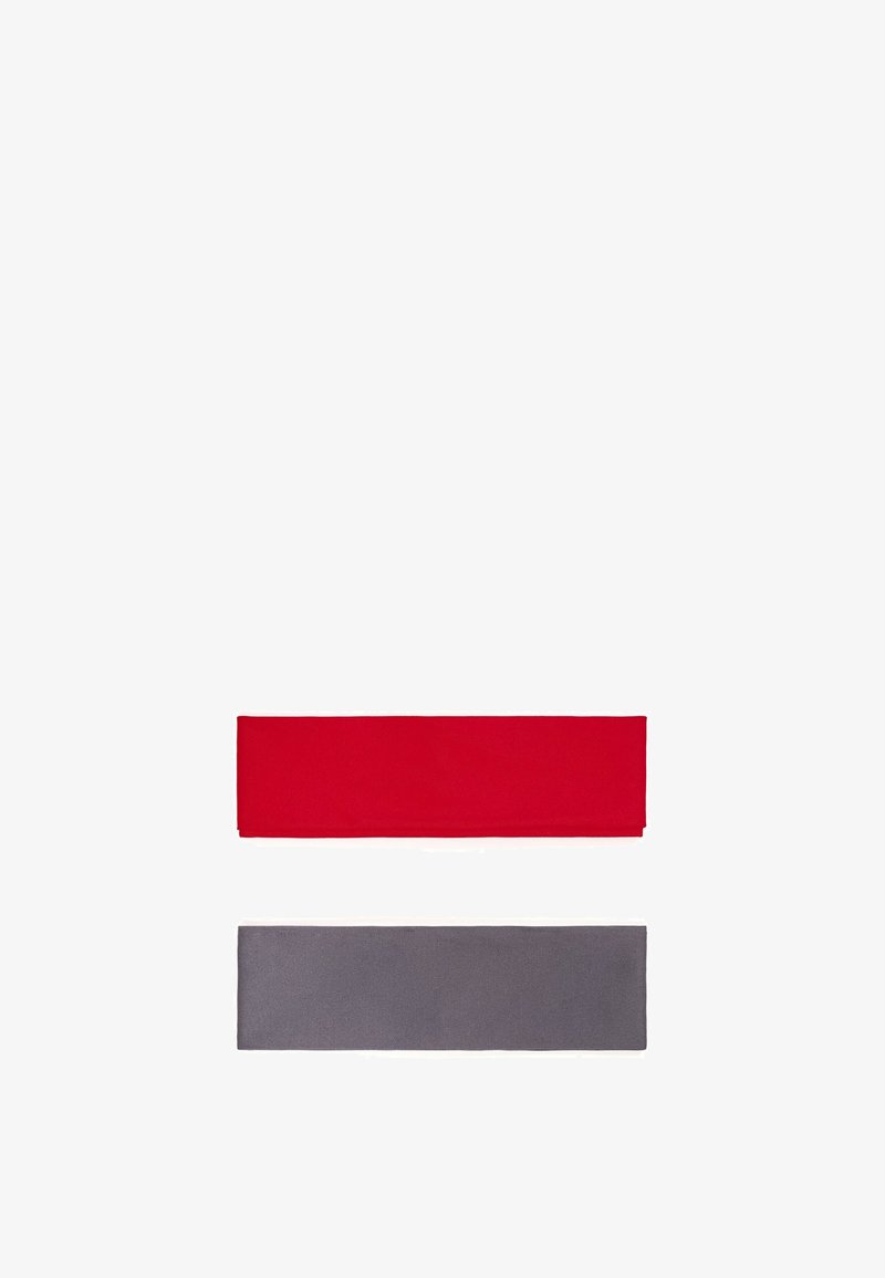 Deux bandes rectangulaires en tissu pliées, une rouge en haut et une grise en bas, présentées sur un fond blanc.