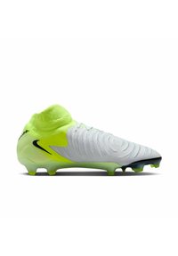 Scarpini da calcio Nike caratterizzati da una tomaia bianca testurizzata con dettagli verdi, un design alto e il logo swoosh nero. Suola trasparente con tacchetti.