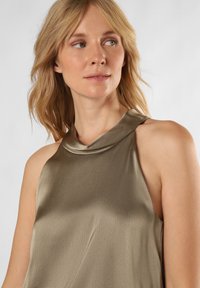 Satin haltertop in gedempt olijfgroen, met een uitgesneden hals, een textuur oppervlak en open schouders voor een relaxte pasvorm.