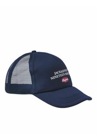 Gorra de béisbol azul con laterales de malla, pico redondeado y texto bordado "JACK & JONES NINETEEN NINETY" con un logo acentuado.