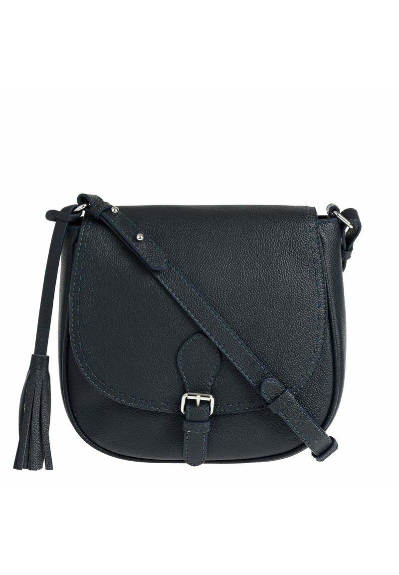 Sac bandoulière en cuir noir avec un rabat arrondi, des accessoires en métal argenté et un pompon décoratif. Comprend des coutures contrastantes et une sangle réglable.