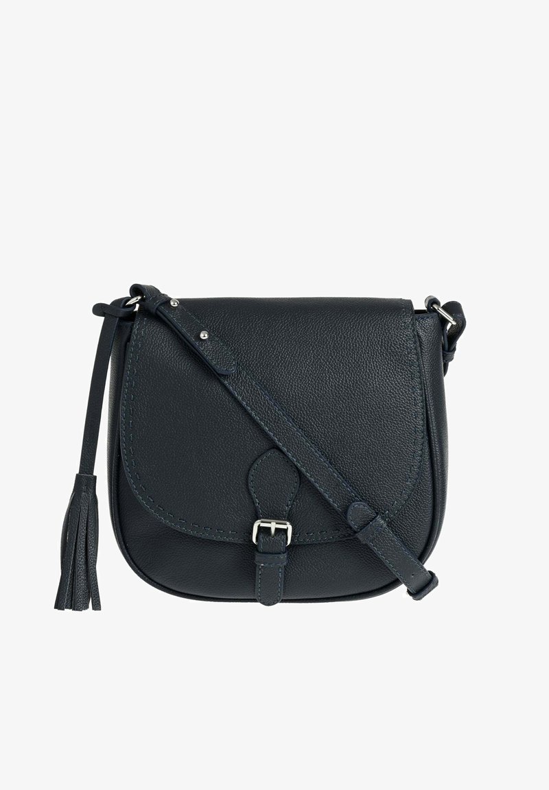 Sac bandoulière en cuir noir avec un rabat arrondi, des accessoires en métal argenté et un pompon décoratif. Comprend des coutures contrastantes et une sangle réglable.