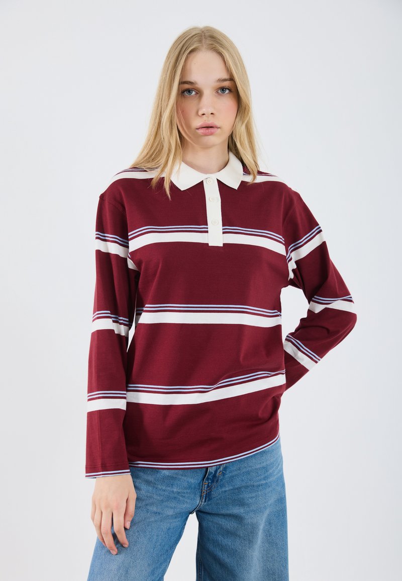 Polo à manches longues bordeaux avec des rayures horizontales blanches et bleues, avec un col pointu et une patte de boutonnage à trois boutons. Design à coupe classique.