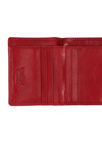 Indvendig i den røde læderpung findes der flere kortlommer, blød tekstur og prægede brandlogoer. Kompakt design for nem opbevaring.