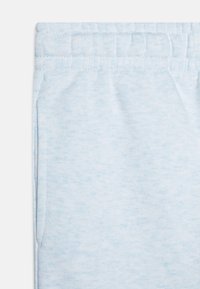 Hellblaue Jogginghose aus weichem Stoff, mit elastischem Bund, Seitentaschen und einer dezenten melierten Textur.