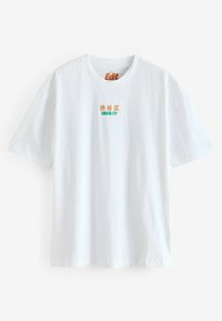 Bílá bavlněná trička s kolem výstřihem. Design potisku obsahuje "SHIBUYA CITY" v zelené a oranžové barvě na přední straně. Jednoduchý, uvolněný střih.
