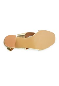 Gouden glitter platte schoen met een brede band, open achterkant en een gestructureerde lichtbruine buitenzool. Heeft een gladde binnenvoering en geen zichtbare metalen onderdelen.