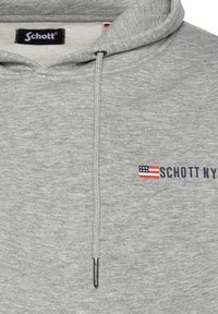 Grauer Kapuzenpullover aus strukturiertem Stoff, mit einer Kordel mit Metallenden und blauer "SCHOTT NY"-Schrift sowie einer kleinen amerikanischen Flagge.