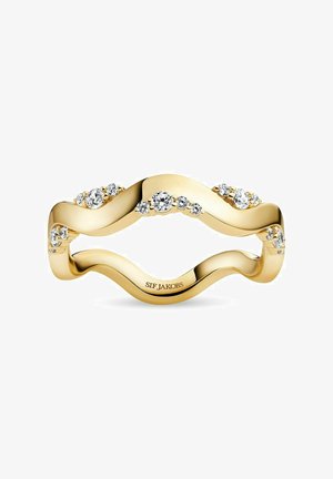 Guld bølget båndring med klynger af små runde diamanter sat langs kurver, graveret indvendigt med "SIF JAKOBS" på en hvid baggrund.