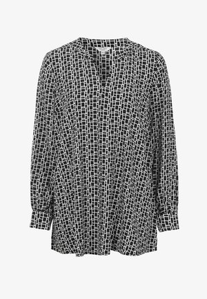 Zwart-witte blouse met lange mouwen en een V-hals, versierd met een geometrisch patroon van verschillende rechthoeken en een relaxte pasvorm.