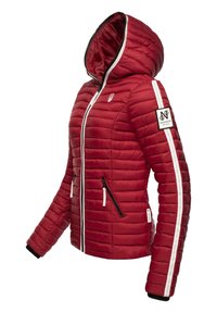 Veste doudoune rouge avec capuche, design matelassé, fermeture éclair noire, bandes latérales blanches et patch logo sur la manche. Comprend deux poches zippées.