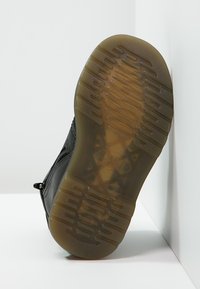 Dr. Martens 1460 T Softy - Stivaletti stringati - schwarz
