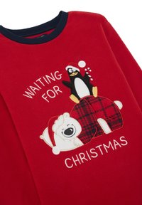 Rode fleece met een geborduurde pinguïn die een kerstmanmuts draagt en een zuurstok vasthoudt, en een slapende ijsbeer met de tekst "Wachten op Kerstmis."