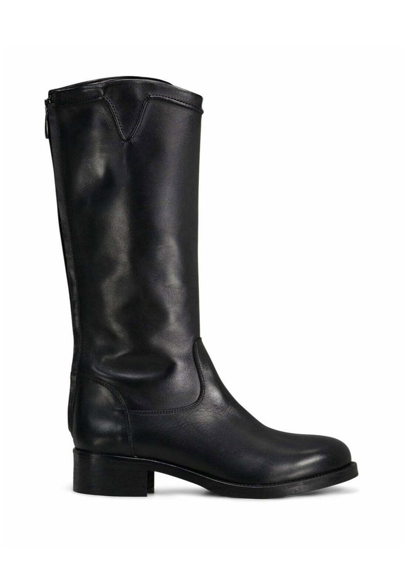 Botte noire en cuir, jusqu'au genou, avec un bout arrondi et un petit talon carré. Texture lisse et détails de couture minimaux. Fermeture par zip sur le côté.