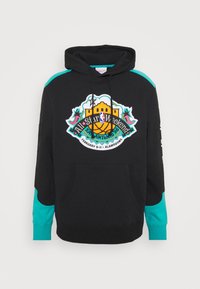 Schwarzer Hoodie mit türkisfarbenen Akzenten an den Ärmeln. Auf der Vorderseite befindet sich ein buntes Grafikdesign zum NBA All-Star Weekend 1996. Eine Fronttasche ist vorhanden.