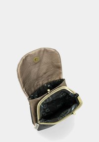 Portafoglio in pelle bronzo metallico con chiusura a calamita, dotato di un interno nero a motivo e una superficie liscia. Il design aperto rivela i dettagli interni.