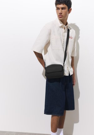 PULL&BEAR, CROSSBODY BAG - Taška cez plece - black