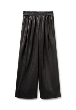 Czarne plisowane kuloty wykonane z błyszczącej sztucznej skóry, z elastycznym pasem, szerokimi nogawkami i gładką fakturą.