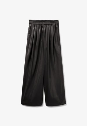 Czarne plisowane kuloty wykonane z błyszczącej sztucznej skóry, z elastycznym pasem, szerokimi nogawkami i gładką fakturą.