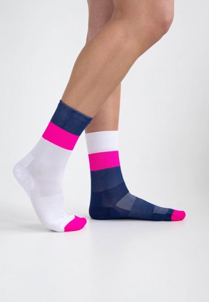 Socken mit einem Farbblock-Design in Navy, Weiß und Rosa; hergestellt aus einer Materialmischung mit einer strukturierten Oberfläche.