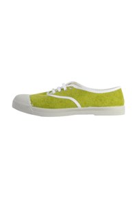 Baskets texturées vertes avec semelle en caoutchouc blanc et lacets. Bout arrondi, langue courte et détails de couture blancs contrastants.