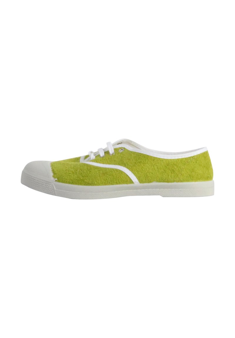 Baskets texturées vertes avec semelle en caoutchouc blanc et lacets. Bout arrondi, langue courte et détails de couture blancs contrastants.
