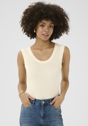 Débardeur côtelé jaune clair avec un col rond, associé à un jean en denim taille haute. Texture lisse et design ajusté.