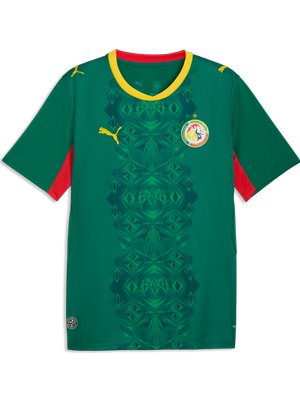 Zelena nogometna majica z geometričnim vzorcem, rumenimi logotipi Puma, rdečimi stranskimi paneli, rumenim trakom na ovratniku in grbom senegalske državne ekipe na prsih.