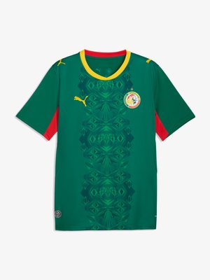 Zelena nogometna majica z geometričnim vzorcem, rumenimi logotipi Puma, rdečimi stranskimi paneli, rumenim trakom na ovratniku in grbom senegalske državne ekipe na prsih.