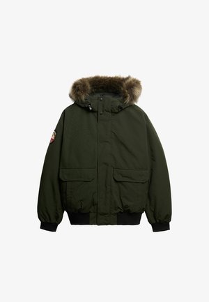 Zielona ocieplana kurtka z kapturem wykończonym futrem, z dwoma przednimi kieszeniami i elastycznymi mankietami. Posiada centralny zamek błyskawiczny i zapięcie na guziki.