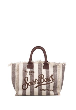 Borsa tote a righe beige e marrone con bordi sfrangiati, manici marroni e scritta "The place to be Saint Barth Summer Paradise" sulla parte frontale.