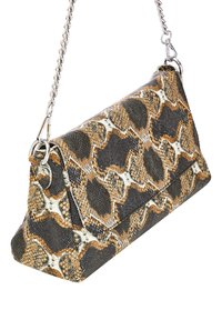 Teksturoitu käärmeennahkakuosiset clutch-laukku ruskean, mustan ja harmaan sävyissä, hopeisella ketjuhihnalla ja kulmikkaalla muotoilulla. Varustettu taitettavalla läpällä.