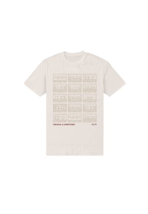 T-shirt en coton beige clair avec une illustration de cassettes audio dans différentes nuances, accompagnée du texte "ORIGINAL & UNRESTORED" et "70:79."
