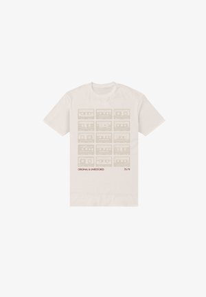 Světle béžové bavlněné tričko s grafikou kazet v různých odstínech, s textem "ORIGINAL & UNRESTORED" a "70:79."