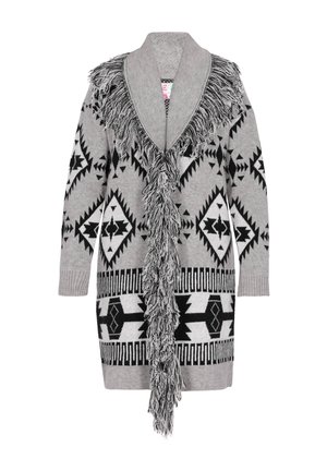 Cardigan gri cu un guler șal cu franjuri, modele geometrice alb-negru, mâneci lungi și manșete cu nervuri. Textură tricotată moale.
