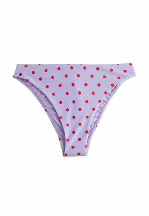 Fialové spodky bikín s vysokým strihom, zdobené rovnomerne rozmiestnenými malými červenými bodkami na hladkej látke.