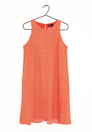 Czerwona sukienka w wzór jodełki, bez rękawów, okrągły dekolt i zamek błyskawiczny z tyłu. Lekki materiał i lekko rozkloszowany kształt.