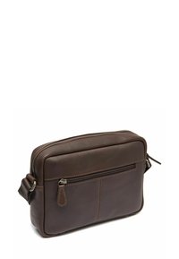 Borsa a tracolla in pelle marrone con forma rettangolare, chiusura con zip, tasca anteriore, superficie testurizzata e dettagli di cucitura in contrasto.