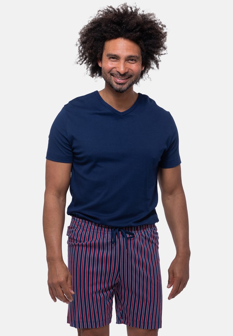 Marine V-hals T-shirt gecombineerd met rode en blauwe gestreepte zwemshorts, met een elastische tailleband en trekkoord. Glad katoenmateriaal.