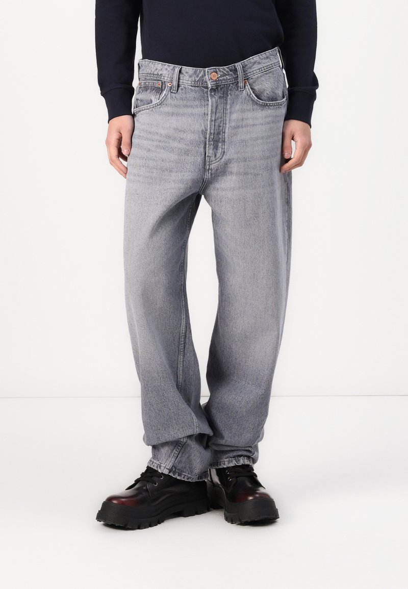 Heledad kergelt kulunud denim teksad, millel on mugav lõige ja sirged sääred, kõrge vöökoht, neli taskut ja vasknõeltega kaunistused.